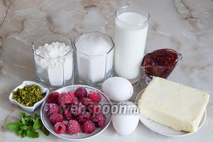 Для приготовления рулета нам необходимы такие продукты, как: мука пшеничная высшего сорта, молоко, масло сливочное, яйца куриные, сахар, малиновое варенье, малина (свежая или замороженная), очищенные дроблёные фисташки, мелисса (мята) свежая.