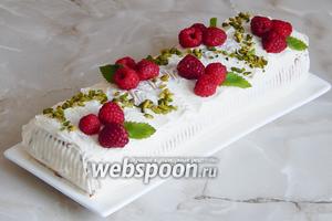 Мой любимый этап — завершающий декор. Тут уже поступаем по возможностям вашей кулинарной и эстетической фантазии. Мне этот рулетик увиделся таким — ягодки малины, листики мелиссы и между ними — дробные фисташки. Храним рулет в холодильнике, а перед подачей даём ему погреться полчаса при комнатной температуре (крем в холоде твердеет, а в тепле снова становится мягким и воздушным). Угощайтесь!