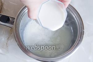 Доводим молоко с сахаром до кипения и постепенно вливаем молоко с мукой. Постоянно помешиваем.