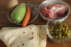 Для приготовления этого блюда нужны армянский лаваш, ягнятина, картошка, морковь, кабачок, лук, зелёный горошек и соль.