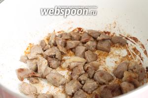 Мясо нарезать на маленькие кусочки и обжарить на среднем огне в разогретом масле. Так как у меня молодое мясо, я не варила его. Но если у вас говядина или вы не уверены в качестве мяса, то на этой стадии добавьте 2 стакана воды и отварите мясо до готовности.