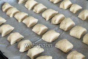 Между кусочками должно быть небольшое расстояние, чтобы тесто не прилипло друг к другу во время выпечки.