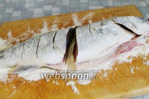 У меня хвостик не входил на сковороду, поэтому я разрезала пополам - целыми кусками получается вкуснее, чем разделанная на филе. Срез тоже непременно запанировать.
