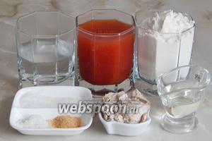 Готовить томатный хлебушек мы будем из таких продуктов: томатный сок (если у вас магазинный с солью — количество соли сократите до щепотки или вообще не кладите), мука пшеничная, вода кипячёная тёплая, сахар, соль, чеснок сушёный, масло подсолнечное без запаха и свежие дрожжи.