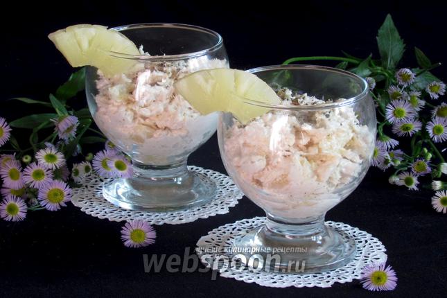 Фото Пикантный салат из ананаса, курицы и сыра