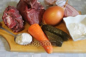 Для приготовления курземес строганов нужно взять мясо, копчёную грудинку (или шпик, корейку), лук, солёный огурец, морковь, сметану, муку, перец, соль.