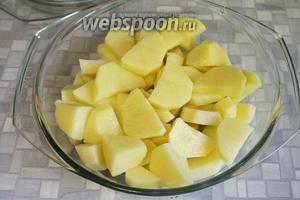 Картофель очистить и нарезать крупными дольками, сложить в кастрюлю для микроволновки и добавить 2 столовые ложки воды. Поставить на максимальную мощность на 5 минут.