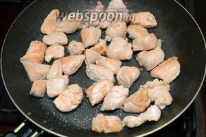 Выкладываем обжариваться мясо на раскалённую сковороду с подсолнечным маслом. Обжариваем до золотистого цвета, а затем тушим на медленном огне в течение 30-35 минут. Мясо подсаливаем.