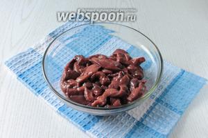 Промыть и очистить печень от протоков и плёнки. Нарезать сначала пластами, а затем брусочками.