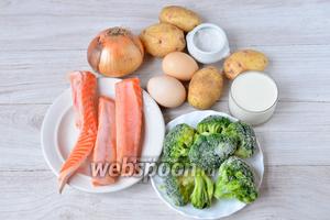 Для приготовления запеканки с форелью и брокколи нам понадобятся куриные яйца, картофель, лук репчатый, соль, сливки 20%, теша форели, брокколи.