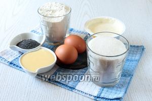 Для приготовления пирога нам понадобятся яйца куриные, сахар, ванилин, мука пшеничная, разрыхлитель, мак, масло растительное, кипяток, сливки 20%, сгущённое молоко и сметана 25%.