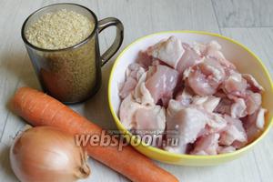 Итак возмём булгур, лук, морковь, кипяток и куриное мясо. У меня уже обрезаное с двух бёдер. Режем его мелко.