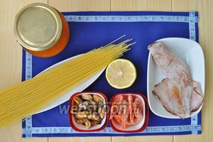 Для блюда нужен
соус маринара, спагетти, вино, лимонный сок, морепродукты, оливковое масло, соль.