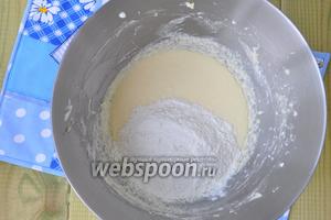 Добавить сливки и всыпать сухую смесь, всыпать ванилин. Перемешивать на низкой скорости. Ничего взбивать не надо.