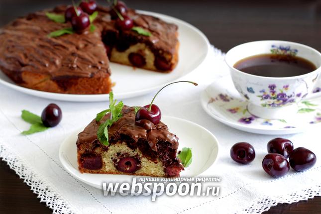 Фото Нежный пирог с черешней и клубникой