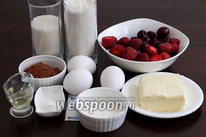 Для пирога возьмём сахар, муку, черешню, клубнику, яйца, какао, молоко, сметану, разрыхлитель, ванилин, мало растительное, масло сливочное, шоколад для украшения.