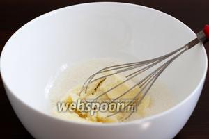 Мягкое масло растереть с сахаром.