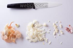 Лук и чеснок почистить и мелко порезать. Всмысле, для лука этот размер нарезки будет «мелко», а для чеснока, наоборот, «крупно». В общем, как-то вот так.