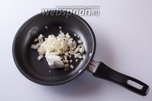 Взять ложечку кокосовых сливок и обжарить в ней лук и чеснок. Если жарить до прозрачности, то лучше сохранится чесночная нотка, если до коричневатости, то острота уйдет, и получится послаще.