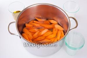 Положить морковь в кастрюлю, влить туда воду, вино и уксус и довести на сильном огне до кипения.
