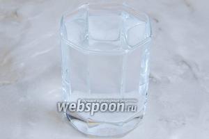 В горячей воде растворяем соль.