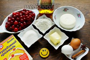 Нам понадобится: сыр, мука, сахар, яйца, вишня (без косточки), масло, крахмал, ликёр, пряности.