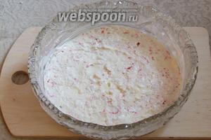 Промазать слой майонезом. Я делаю сеточку из майонеза и размазываю ложкой, аккуратно, чтобы не приминать слои. Экономить не стоит, но и не добавлять его слишком много, нужна золотая середина, достигающаяся опытом, в самый первый раз у меня он был сухой, со второго всё пошло хорошо.