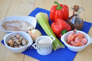 Приготовим морепродукты, сельдерей, перец, лук, чеснок, бульон (можно использовать рыбный или овощной, у меня куриный), устричный соус, масло оливковое, соус табаско (несколько капель для подачи). Морепродукты разморозить, кальмары очистить.