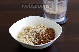 Отдельно смешать всё для штрейзеля: муку, сахар, масло. С коричневым сахаром получается более душисто и карамельно. Миндаль раздробить в блендере и добавить к штрейзелю. Можно также сбрызнуть миндальным экстрактом, пару капель.
