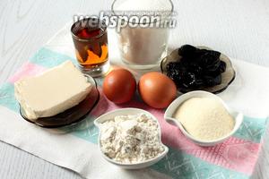 Для приготовления нам понадобятся яйца куриные, сахар, масло сливочное, манная крупа, чернослив, коньяк, разрыхлитель и мука пшеничная.