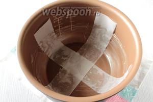 Чашу мультиварки смазать сливочным маслом, выстелить полоски пергамента. Можно полосками не выстилать, тогда доставать при помощи чаши для варки на пару.
