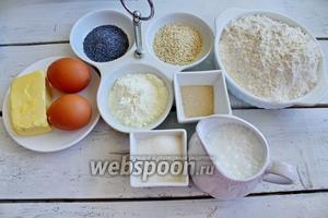 Для приготовления булочек нам понадобится следующий набор продуктов: мука, дрожжи, кефир, сухое молоко, сахар, соль, масло сливочное, яйца и яичный желток, кунжут и мак.