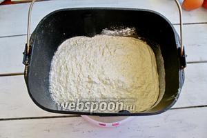 Для приготовления теста заложить продукты в том порядке, как указанно в инструкции к вашей хлебопечке. У меня «Панасоник 2501», сначала идут сухие, а потом жидкие ингредиенты. Всыпать в ведёрко дрожжи, муку.