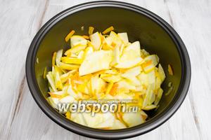 Посолить по вкусу. Добавить горячей воды. Закрыть крышку мультиварки и продолжить приготовление на том же режиме еще 30 минут.