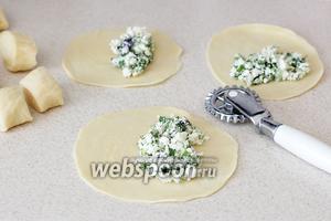 Из теста сделать колбаску, нарезать на кусочки. Каждый кусочек превратить в лепёшку и тонко раскатать. Выложить начинку.
