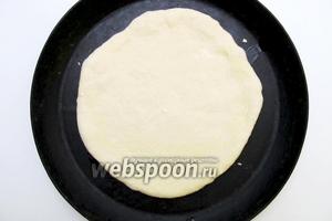 Раскатываем тесто в не очень тонкий пласт и переносим в форму для выпекания. Отставляем в тёплое место на 20-30 минут.