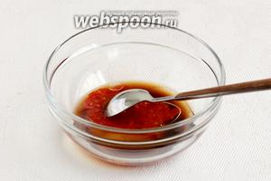 Приготовим маринад для мяса. Для этого нужно смешать мёд (ложки без горки), соевый соус, лимонный или лаймовый сок, растительное масло, аджику или соус Сирача.