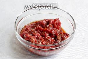 Поместить мясо в маринад, перемешать и оставить на 30 мин мариноваться при комнатной температуре.
