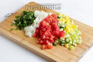 Пока маринуется масо, нужно нарезать все овощи для салата мелкими кубиками, чтобы можно было брать палочками маленькие кусочки. Смешать всё в отдельной посуде и отставить.