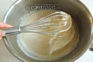 Смешиваем остывший крем со сливками аккуратно, не мешаем долго и быстро, чтобы крем не оседал.