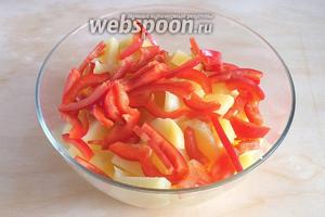 Картофель нарежьте ломтиками, перец — соломкой. Картофель, хоть и молодой, лучше почистить, иначе, при перемешивании салата, от кожицы появятся некрасивые лохмотья.)))