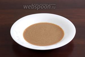 Кофе растворить в тёплой воде (140 мл) и добавить ликёр. Я не добавляю сахар, так как ликёр сладкий, но можно добавить по вкусу.