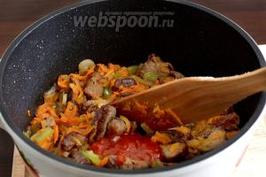 К мясу с овощами можно добавить столовую ложку аджики или томатной пасты, размешать и долить стакан воды, дать потомиться под крышкой 15 минут, чтобы говядина быстрее разварилась.