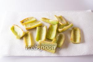Готовые огурцы достаём из сковороды и удаляем лишнее масло.