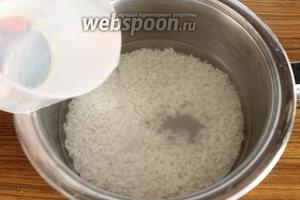 Слить воду, в которой замачивали рис и залить 2 стаканами холодной воды. Поставить на средний огонь и варить до разбухания риса. Крышку не закрывать, иначе вода «убежит»! В процессе варки жидкость большей частью выпарится или впитается рисом.