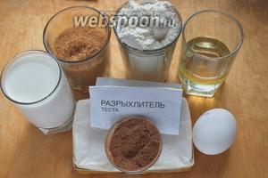 Подготовьте необходимые ингредиенты: муку, сахар, молоко, масло, сыр, какао, яйцо и разрыхлитель.