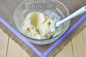 Масло с сахаром и щепоткой соли растереть. Добавить желтки по одному, перемешивать до однородности.