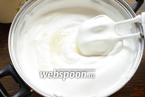 Ввести тонкой струйкой остывший желатин, не прекращая взбивать и понемногу сливочный крем. Посуду берите просторную:))