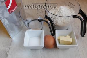 Итак, нам понадобится: мука, вода, масло, яйцо, дрожжи, соль, сахар, чай Матча.
