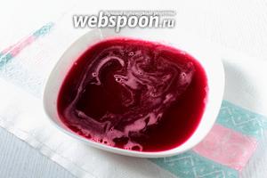 Возьмите половину сиропа (другую уберите в холодильник), соедините с четвёртой частью подготовленного желатина. Вылейте в плоское блюдо или тарелку, уберите в холодильник и дайте полностью застыть.